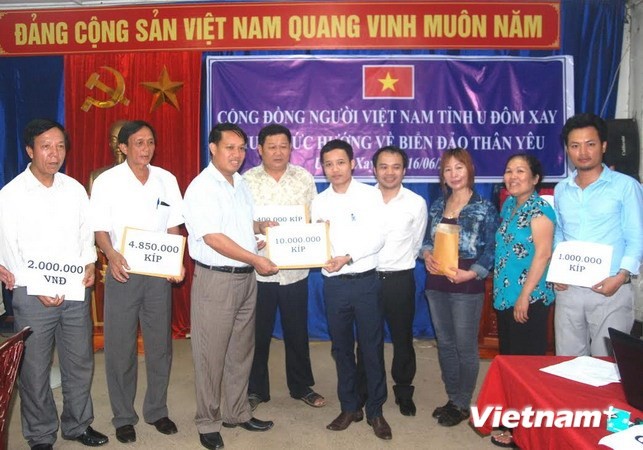 Laotian Vietnamese support island soldiers and civilians    - ảnh 1